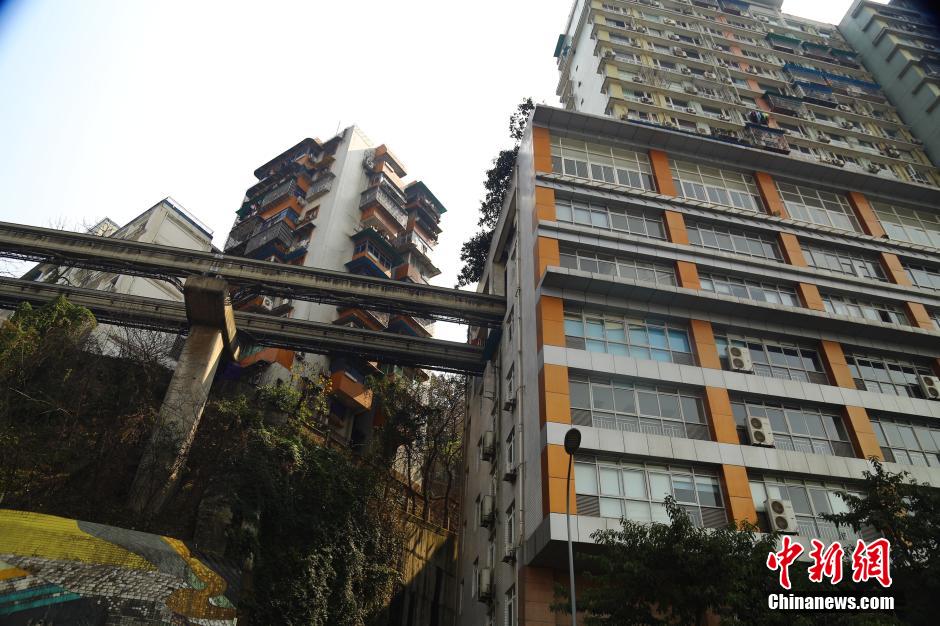 重慶輕軌列車穿樓而過(guò)場(chǎng)面震撼