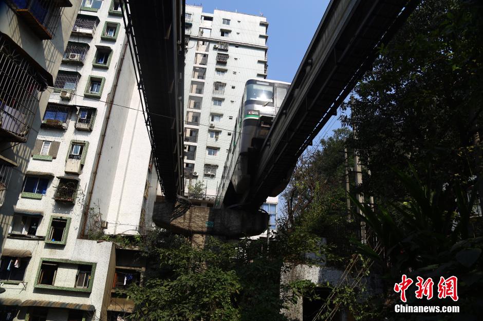 重慶輕軌列車穿樓而過(guò)場(chǎng)面震撼