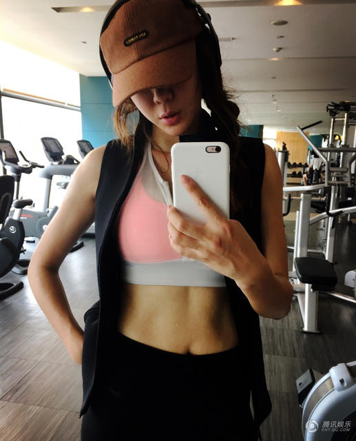 周韋彤曬出性感健身照。