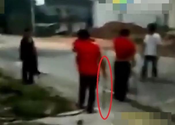 迎親隊(duì)伍各不相讓 互射煙花激戰(zhàn)4小時(shí)