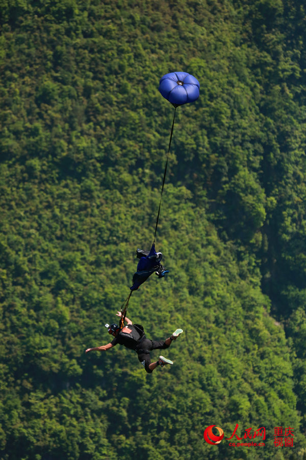 28日，2016世界低空跳傘大賽在重慶云陽龍缸景區(qū)正式開賽。圖為選手角逐中。劉政寧 攝
