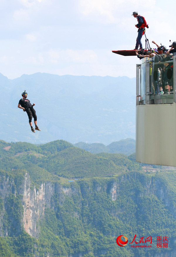 28日，2016世界低空跳傘大賽在重慶云陽龍缸景區(qū)正式開賽。圖為選手角逐中。劉政寧 攝