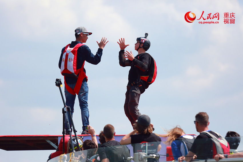 28日，2016世界低空跳傘大賽在重慶云陽龍缸景區(qū)正式開賽。圖為選手角逐中。劉政寧 攝