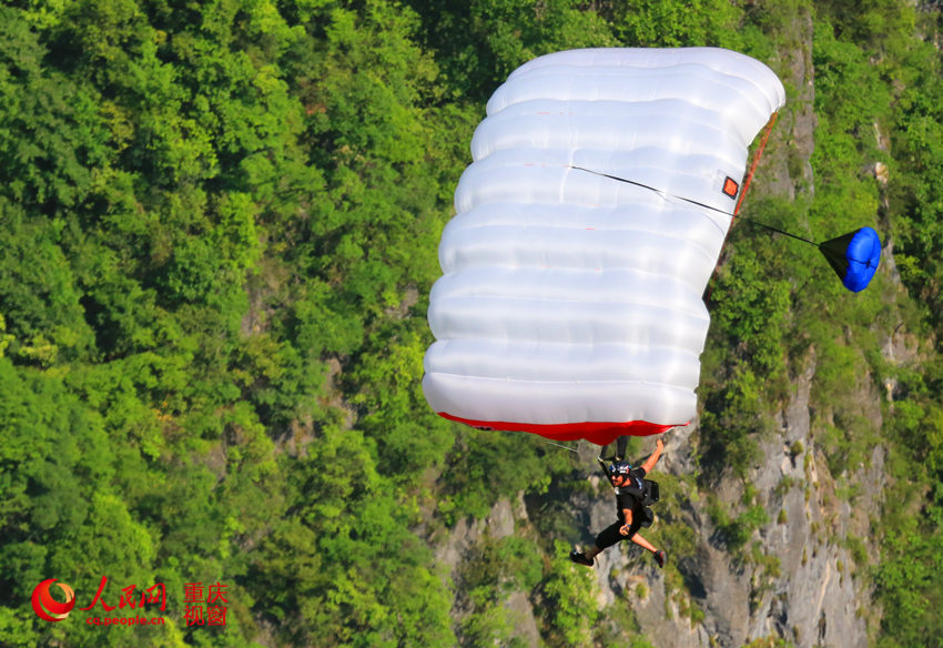 28日，2016世界低空跳傘大賽在重慶云陽龍缸景區(qū)正式開賽。圖為選手角逐中。劉政寧 攝
