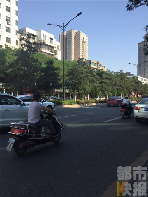 西安:老人攔車要錢 不給就掰彎雨刷器 西安:老人攔車要錢 不給就掰彎雨刷器