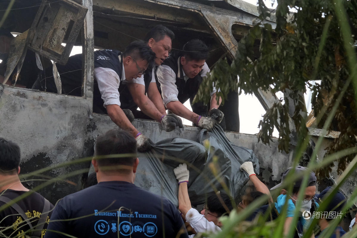 臺(tái)灣出事大巴附近升起一道彩虹 仿佛為遇難者祈福 臺(tái)灣出事大巴附近升起一道彩虹 仿佛為遇難者祈福