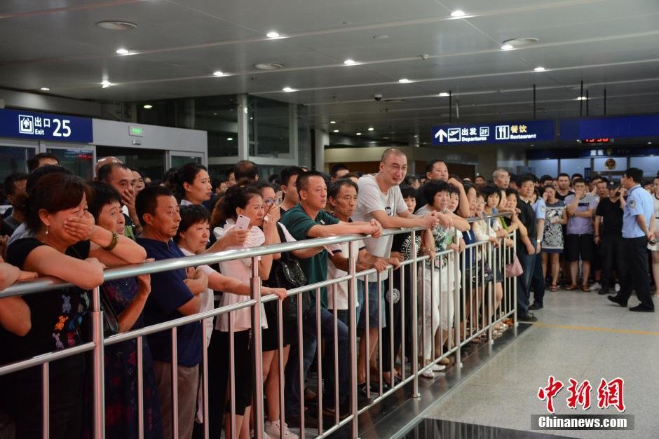 當日18時許，前來接機的家屬陸續(xù)來到大連機場，等候著其他親屬帶著親人骨灰“回家”。