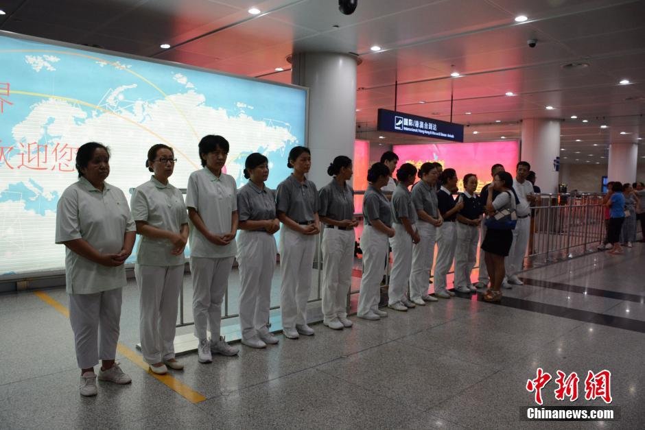 圖為臺灣慈濟慈善基金會大連聯絡處工作人員等候罹難者家屬。