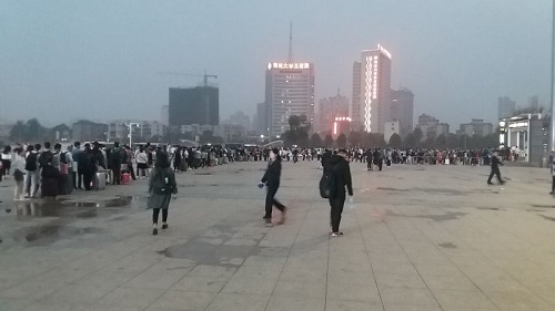 鄭州火車站乘客排百米長隊(duì)坐地鐵 場面壯觀
