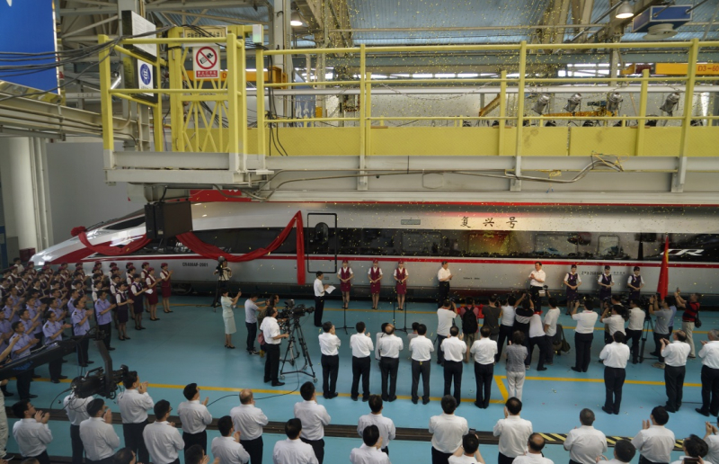 當(dāng)日，由中國(guó)鐵路總公司牽頭組織研制、具有完全自主知識(shí)產(chǎn)權(quán)、達(dá)到世界先進(jìn)水平的中國(guó)標(biāo)準(zhǔn)動(dòng)車組被命名為“復(fù)興號(hào)”?！皬?fù)興號(hào)”將于6月26日在京滬高鐵兩端的北京南站和上海虹橋站雙向首發(fā)。