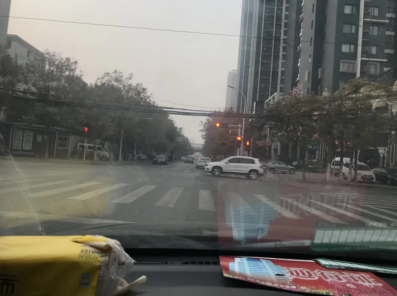 限行第一天！鄭州的早高峰是這個(gè)樣子的