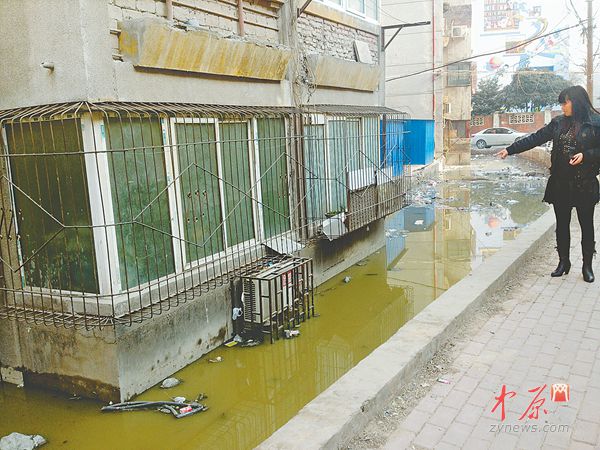 　　居民看著污水溝滿是無奈。