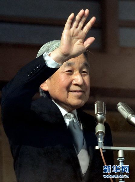 當?shù)貢r間12月23日，在位于日本東京的皇宮，日本明仁天皇向民眾致意。