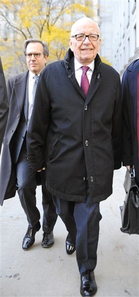 20日，默多克走出法庭。