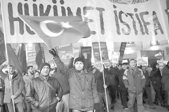 　土耳其民眾25日抗議政府貪腐行為。