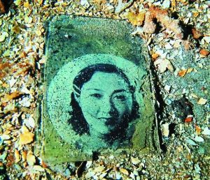 一名年輕女子的照片，很可能是當(dāng)年士兵的家人。