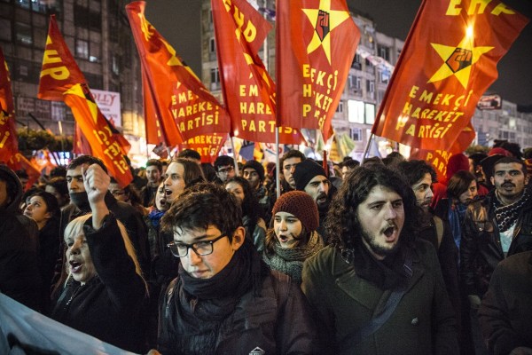 當(dāng)?shù)貢r(shí)間2014年2月25日，土耳其伊斯坦布爾，總理涉腐錄音引發(fā)全國(guó)抗議，要求本屆政府下臺(tái)。