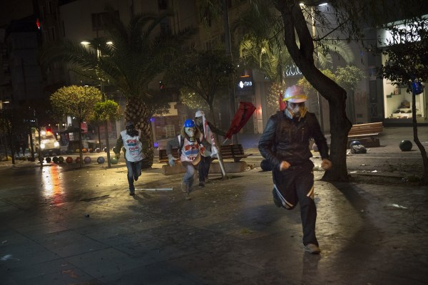 當(dāng)?shù)貢r(shí)間2014年2月25日，土耳其伊斯坦布爾，總理涉腐錄音引發(fā)全國(guó)抗議，要求本屆政府下臺(tái)。