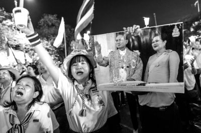 5日，泰國巴蜀府海濱度假勝地華欣，數(shù)萬民眾身穿國王的代表色“黃色”T恤，自發(fā)上街，口喊“國王萬歲”的口號。