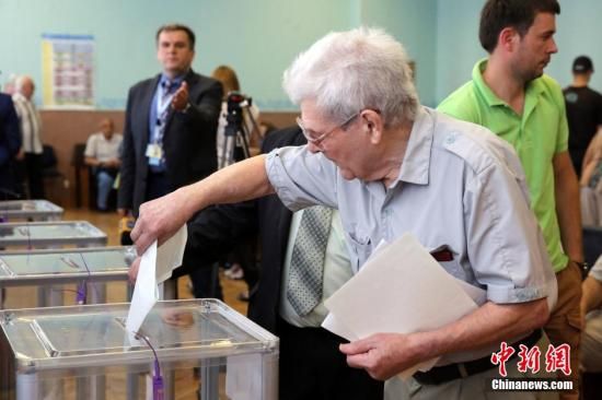 　5月25日，一名烏克蘭選民把填好的選票投入選票箱。