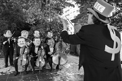 4日在布魯塞爾，非政府組織『樂(lè)施會(huì)』成員戴著七國(guó)首腦面具演奏名曲《錢(qián)錢(qián)》，批評(píng)七國(guó)政策導(dǎo)致全球貧富差