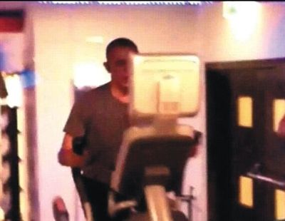 酒店健身中心，橢圓機上鍛煉的奧巴馬。