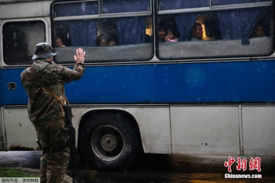 烏克蘭頓涅茨克，烏克蘭政府軍對當(dāng)?shù)爻掷m(xù)炮擊，民眾為躲避戰(zhàn)火，紛紛登上列車離開。