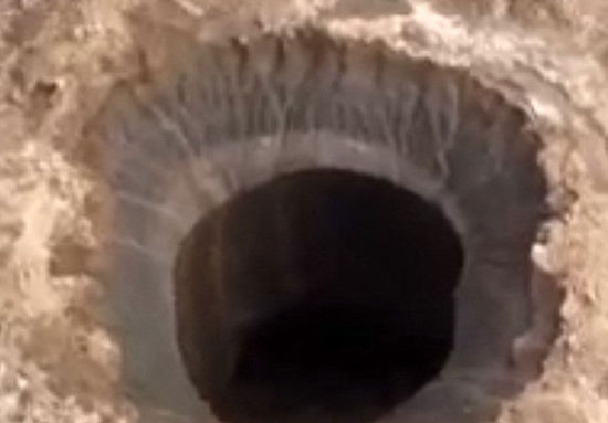 西伯利亞一火山口驚現(xiàn)80米大深洞 成因不明引發(fā)猜測(cè)(組圖) 西伯利亞一火山口驚現(xiàn)80米大深洞 成因不明引發(fā)猜測(cè)(組圖)