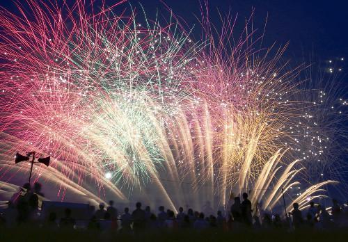 日本關(guān)東甲信地區(qū)當(dāng)天發(fā)布了梅雨期結(jié)束的消息，東京都葛飾區(qū)的江戶川河川敷當(dāng)晚舉行了煙花大會(huì)，約13000束煙花在夜空中綻放。（網(wǎng)頁(yè)截圖）