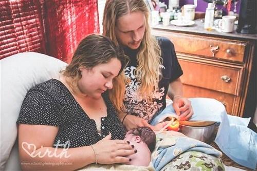 美國產(chǎn)婦流行“慢火燒斷臍帶” 稱能促進(jìn)母嬰感情 美國產(chǎn)婦流行“慢火燒斷臍帶” 稱能促進(jìn)母嬰感情