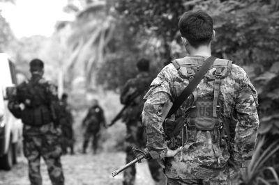 2009年12月13日，在菲律賓南阿古桑省，菲律賓安全部隊(duì)人員在一處現(xiàn)場警戒。圖/CFP