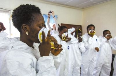 9月18日，塞拉利昂護(hù)士接受使用埃博拉防護(hù)裝備培訓(xùn)。新華社發(fā)