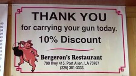 美國(guó)一餐廳鼓勵(lì)民眾帶槍光顧用餐可打9折（圖）