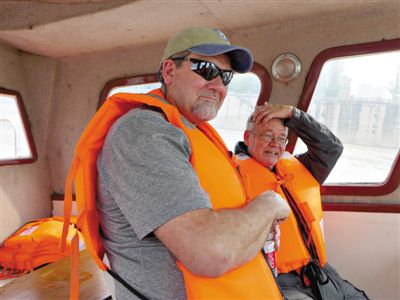 美國(guó)亞洲鯉專家Jim（左）和大自然保護(hù)協(xié)會(huì)高級(jí)顧問Robert