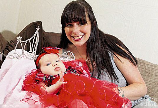 柯林斯在女兒盧娜6個(gè)月大時(shí)，便讓女兒參加選美。