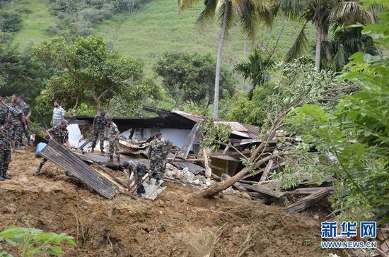10月29日，斯里蘭卡救援部隊抵達山體滑坡災區(qū)展開救援。