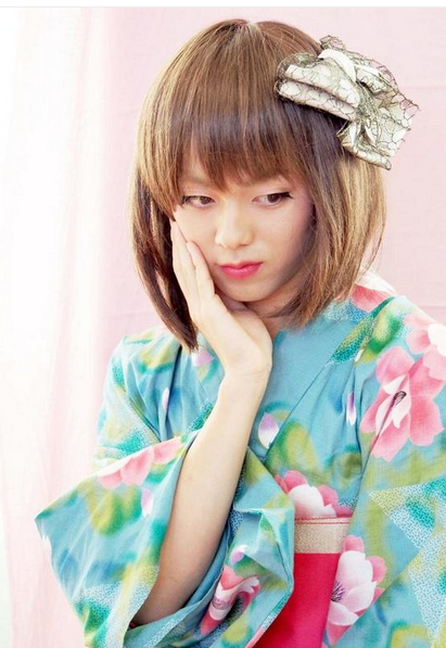 日本男子學(xué)校舉辦“?；ā贝筚?參賽者須男扮女裝