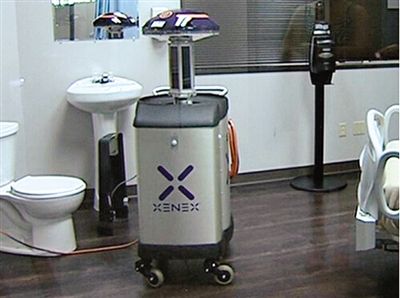 可通過發(fā)射紫外線對房間消毒的機(jī)器人。