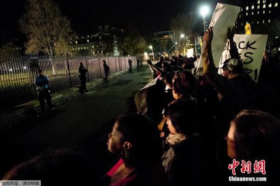 美國(guó)白宮前擠滿了抗議槍殺黑人青年的白人警察免遭起訴案件的美國(guó)民眾。