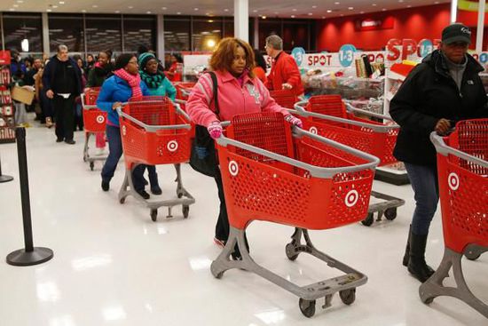 在整個(gè)感恩節(jié)假期，美國(guó)零售業(yè)銷售下降11%，為連續(xù)第二年下降。