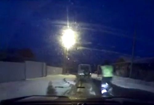 警車追逐中仍未追上可疑汽車，此時(shí)令人震驚的一幕出現(xiàn)，一名警察從警車中跳出來(lái)，向可疑車輛跑去。