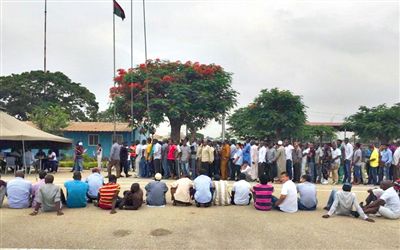 19日，安哥拉一檢查點抓扣大量外國人并查驗證件。