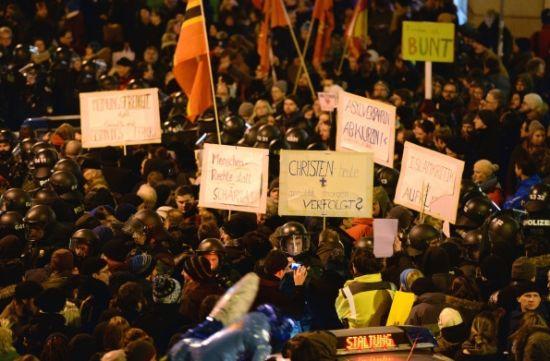 示威人群打出標(biāo)語(yǔ)。