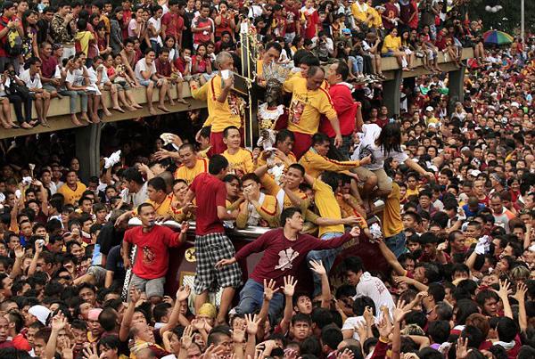 2011年“黑耶穌節(jié)”上，無數(shù)信徒希望觸摸到黑色耶穌雕像。