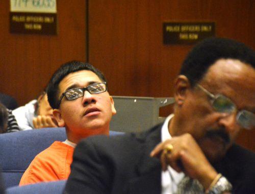 嫌犯奧丘阿（后）與嫌犯卡門的公辯律師漢彌爾頓在初審法庭上。