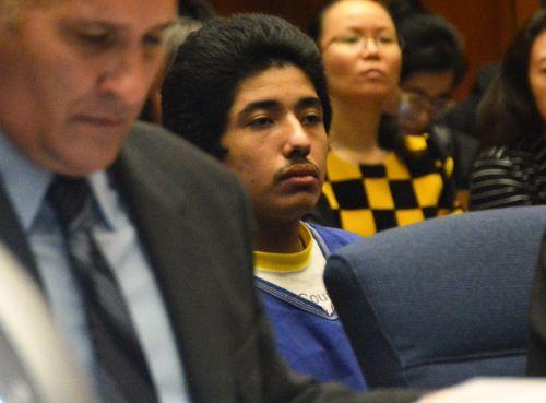 嫌犯卡門（中）在初審法庭上。（僑報(bào)網(wǎng)：圖片由法庭指定攝影師提供）