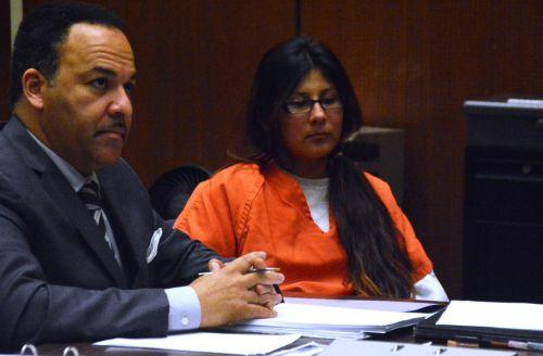 嫌犯卡門（中）在初審法庭上。（僑報(bào)網(wǎng)：圖片由法庭指定攝影師提供）