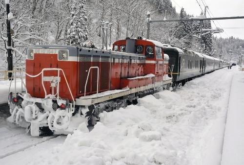 JR一臥鋪特急列車，因大雪在JR奧羽線津輕湯站附近拋錨，約130名乘客不得不在車上過夜。