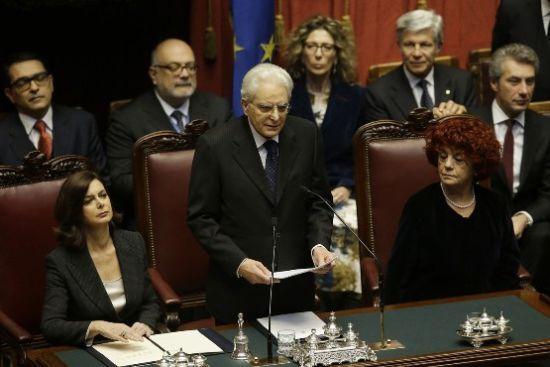 意大利新當(dāng)選總統(tǒng)塞爾焦·馬塔雷拉(中)。