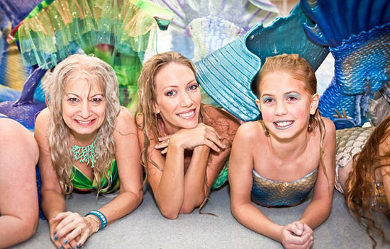 一年一度的Merfest大會在美國凱里舉行，數百男女齊聚那里慶祝成為“人魚”。（網頁截圖）